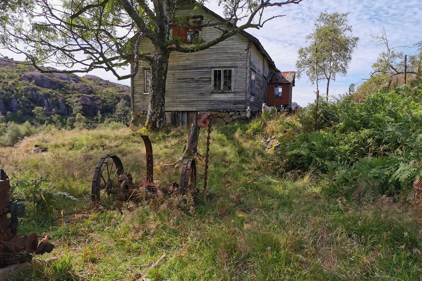 Flekkefjord-aana-sira-short-hike-old-farm-1366x768