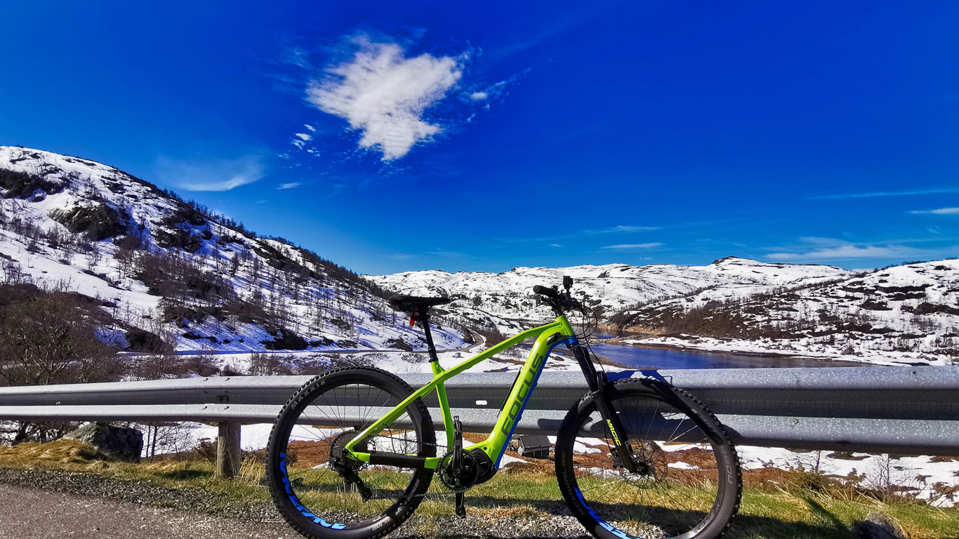 Sirdal-lysebotn-mtb-bike-snow-mountain-norway-1366x768