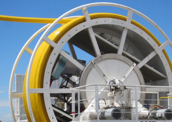 Crawler,Riser,Hose,And,Yellow,Umbilical,Cable,On,A,Diamond