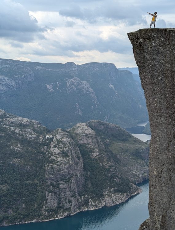 Hiking-up-pulpit-rock-norway-a-must-do-in-stavanger (6)
