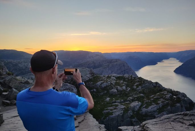 Must-do-stavanger-morning-hike-to-preikestolen