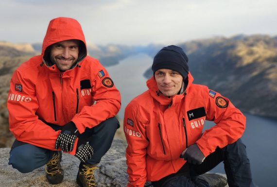 Torjuss-jonas-guiding-a-group-to-pulpit-rock-norway-winter