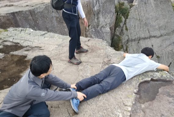 To-do-stavanger-groups-guiding-to-pulpit-rock-lysefjorden-norway(2)